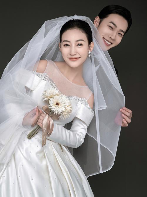 简约版婚纱照-简约闪亮婚纱图片高清-图1