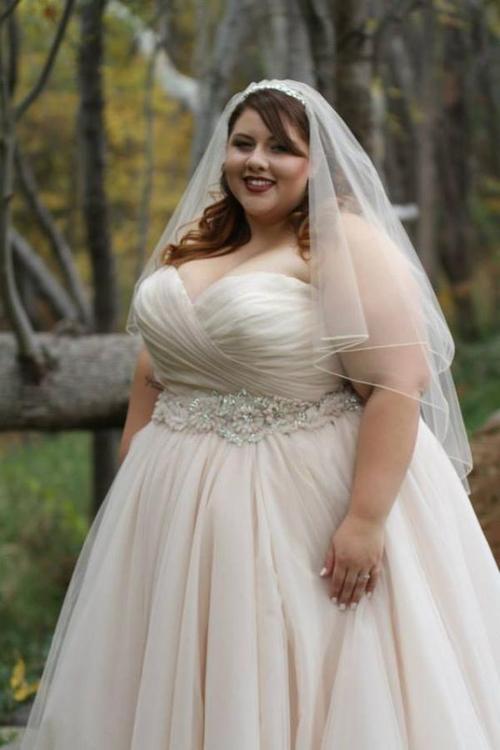 胖型女生穿搭美式婚纱图片-图1