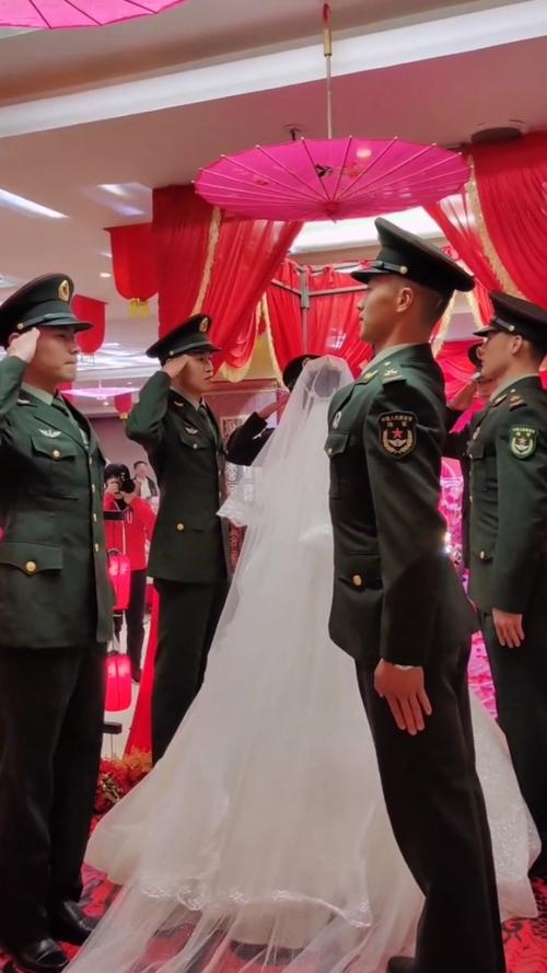 婚礼现场军人盖头纱视频-图2