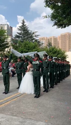 婚礼现场军人盖头纱视频-图1