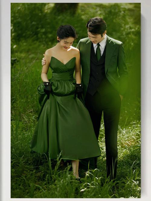 绿色裤子美式婚纱照男,绿色婚纱配什么颜色西装 -图2