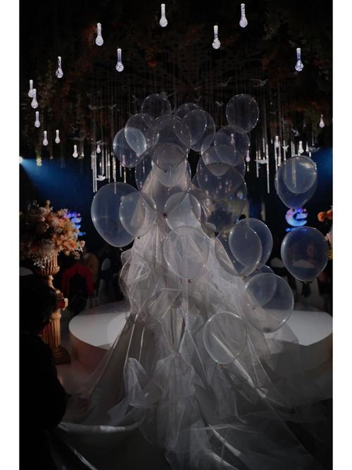  婚礼氦气飘头纱「婚礼用的气球怎么飘起来」-图2